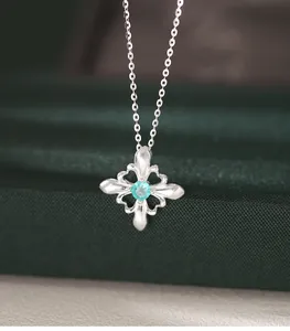 Dettaglio del ciondolo a giglio in argento S925 con uno zircone turchese vibrante.