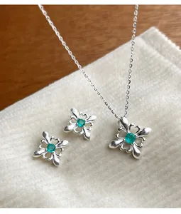 Elegante set collana e orecchini a forma di iris in argento S925 con zirconi verdi brillanti