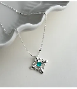 Primo piano della collana con ciondolo iris in argento S925 e zircone verde