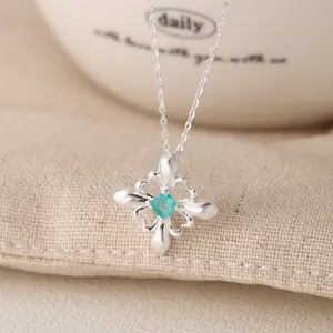 Elegante collana in argento 925 con ciondolo a fiore di iris e zircone blu turchese