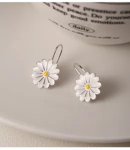 Elegantes pendientes de margarita en plata de ley 925 con pétalos blancos