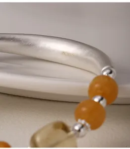 Close-up van 999 sterling zilveren kenmerk op kralenarmband