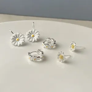 Juego de pendientes de margarita en plata S925 con elegante diseño floral blanco