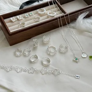 Conjunto de joyas de plata S925 con pulseras, anillos y collares con bordes de encaje