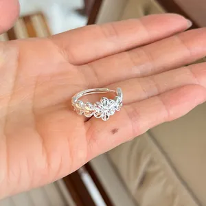 Primer plano detallado de un anillo de plata s925 con delicado diseño floral de encaje