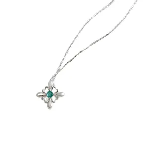 Elegante collar de plata S925 con colgante de flor de encaje y gema verde en el centro
