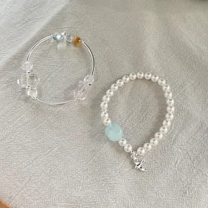 Vista de cerca de pulsera de plata 925 con cristales de colores y perlas