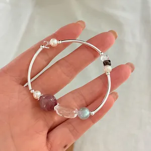 Vista detallada de la pulsera de plata de ley 925 con cristales de colores y perlas