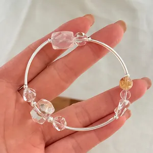Vista detallada de una elegante pulsera de plata de ley 925 con cuentas de cristal