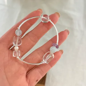 Vista detallada de una pulsera de plata de ley 925 con cristales y perlas mano