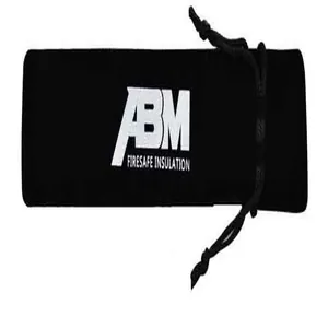 Detailansicht eines 22 cm schwarzen Samt-Kordelzug-Stiftbeutels mit weißem Logo.
