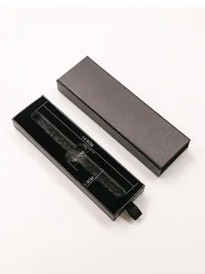 Vue détaillée d'un coffret à stylos noir avec dimensions de la découpe interne.
