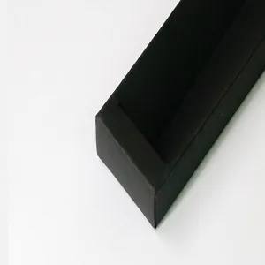 Vista ravvicinata dell'angolo di una confezione regalo in cartone nero opaco