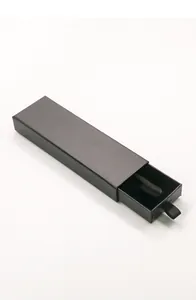 Détail du coffret cadeau noir avec un mécanisme d'ouverture coulissant très élégant