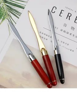 Primo piano di tagliacarte in metallo premium con eleganti manici in legno e nero lucido