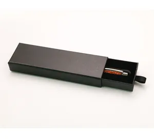 Vue détaillée d'un étui à stylo noir à tiroir avec un stylo décoratif à l'intérieur.