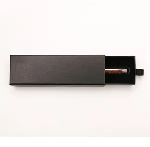 Détail de la boîte cadeau noire pour stylo avec languette en ruban extractible