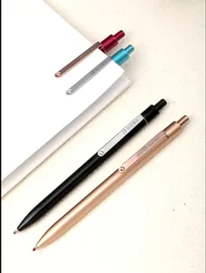Detailansicht von vier schmalen Metall-Gelscheibern in verschiedenen Metallic-Farben.