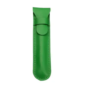 Minimalistisches grünes Etui aus PU-Leder mit praktischem Klappverschluss und Nähten.