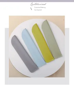 Eine Kollektion von vier schlanken, bunten Leder-Stifthüllen mit eleganten weißen Nähten