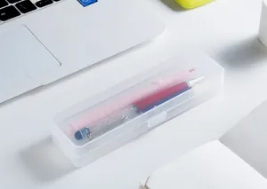 Primo piano di un astuccio in plastica trasparente opaca su scrivania bianca