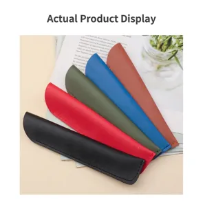Minimalistische Stifthüllen aus PU-Leder in fünf Farben, auf Papier arrangiert.