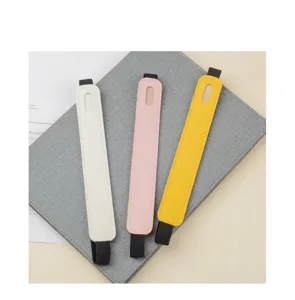 Détails des couleurs et élastiques des trousses à crayons en cuir PU pour carnets