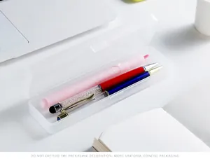 Primo piano di una scatola di cancelleria trasparente opaca con stile minimalista