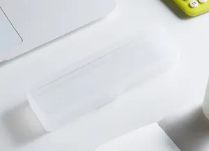 Primo piano di una scatola di cancelleria smerigliata e traslucida su una scrivania bianca pulita