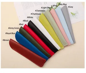 Nahaufnahme von minimalistischen Lederstifttaschen in elf lebhaften Farben für Schreibwaren