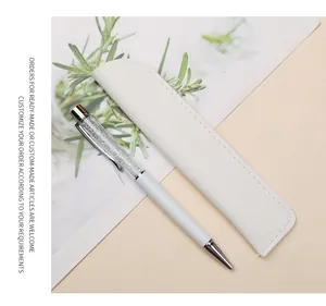 Eleganter Kristall-Kugelschreiber mit einer minimalistischen weißen Leder-Schutzhülle