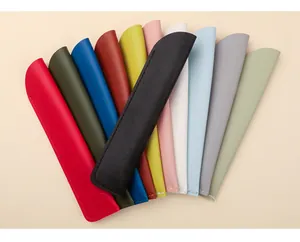 Nahaufnahme von minimalistischen Lederstifthüllen in verschiedenen leuchtenden Farben