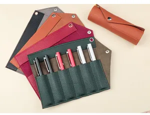 Detail des PU-Leder-Federpennals mit 6 Schlitzen in verschiedenen Farben und Textur