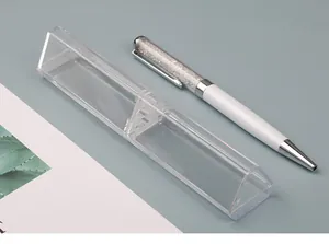 Dettaglio astuccio triangolare in plastica trasparente con elegante penna a sfera in cristallo