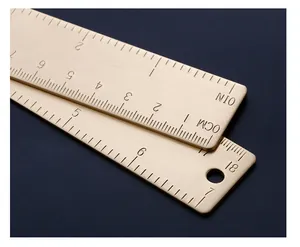 Detalle de primer plano de regla de latón vintage de 18 cm con escala métrica doble