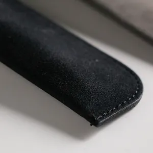 Custodia per penna in pelle nera premium, dettaglio del design minimalista e cuciture.