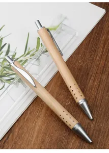 Detailansicht von zwei Ahornholz-Kugelschreibern mit silbernen Metallakzenten am Tisch.