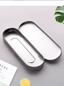 Detailopname van een open zilveren metalen blik voor het opbergen van gereedschap.
