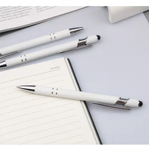 Nahaufnahme weißer Aluminium-Kugelschreiber mit schwarzer Stylus-Spitze für Touchscreens