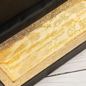 Luxueux coffret cadeau noir pour stylo avec élégante doublure en brocart doré fleuri