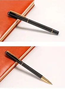 Élégant stylo roller professionnel en métal noir et or avec son capuchon et en version ouverte