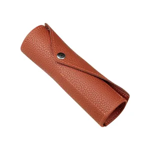 Braunes PU-Leder Mäppchen zum Rollen mit 6 Steckplätzen und Druckknopfverschluss.