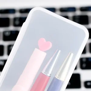 Scatola di cancelleria trasparente opaca con penna a cuore per regali.