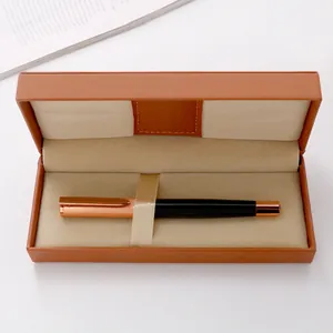 Premium-Geschenkbox aus PU-Leder mit einem edlen schwarz-rotgoldenen Business-Stift.