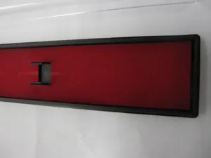 Dettaglio del rivestimento interno in velluto rosso e clip portapenne in plastica