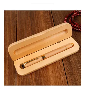 Detalle de pluma estilográfica de madera retro en una caja de regalo de madera maciza minimalista