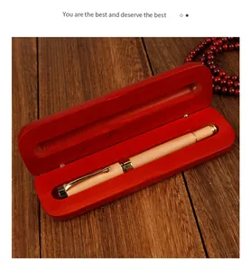 Caja de regalo vintage de madera roja con pluma estilográfica de madera clara