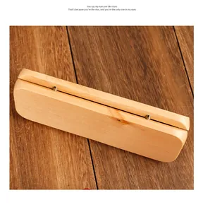 Vista detallada de una caja de regalo minimalista de madera para un solo bolígrafo