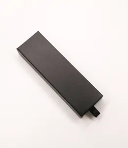 Vue détaillée de dessus d'un coffret cadeau noir minimaliste pour stylo en papier