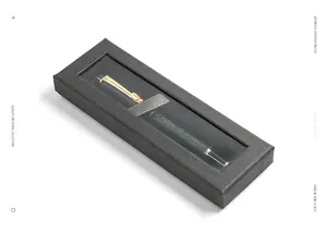 Vista dettagliata dell'elegante confezione regalo nera per penna stilografica con drago